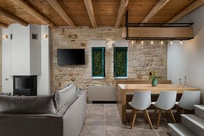 Smart TV, fireplace
