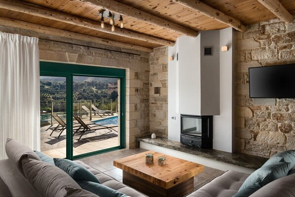 Smart TV, fireplace