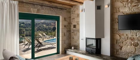 Smart TV y chimenea