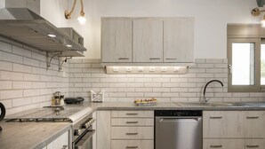Cafetera y tetera, refrigerador, microondas y horno 