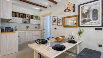 Fridge, oven, stovetop, dishwasher