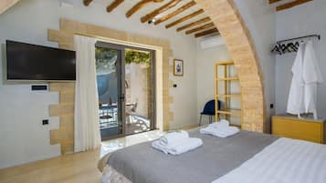 5 bedrooms, travel cot, WiFi, bed sheets