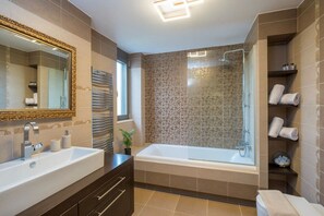 Bathtub, hair dryer, towels - Villa Merlin (Oasis)