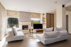 TV, fireplace
