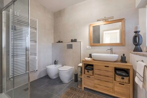 Shower, hair dryer, bidet - Beautiful apartment for 4 people with A/C, WIFI and TV, close to Siena (Fonterutoli)