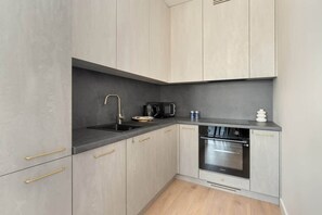 冷蔵庫、電子レンジ、オーブン、コンロ