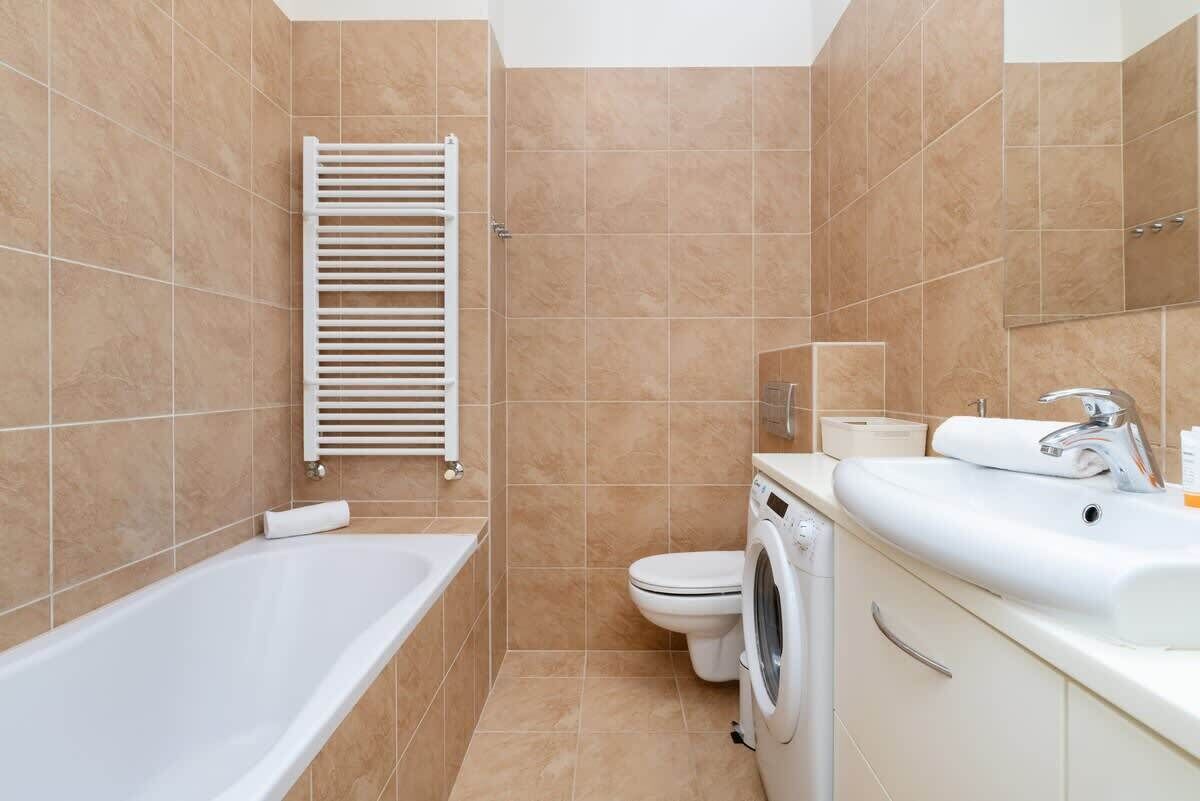 Baignoire, sèche-cheveux, serviettes fournies, shampoing