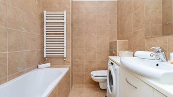 Baignoire, sĂšche-cheveux, serviettes fournies, shampoing