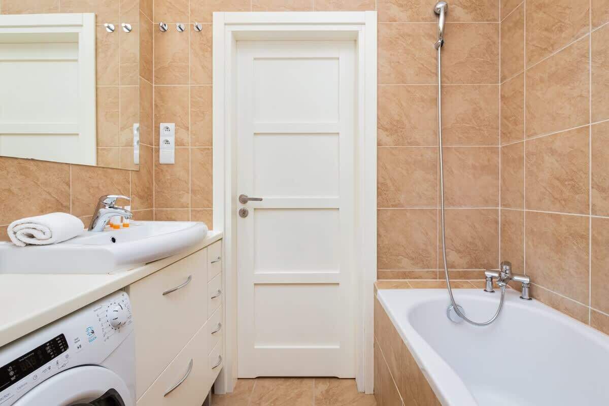 Baignoire, sèche-cheveux, serviettes fournies, shampoing