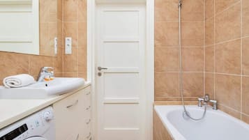 Baignoire, sĂšche-cheveux, serviettes fournies, shampoing