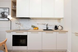 Kjøleskap, mikrobølgeovn, ovn og kokeplater