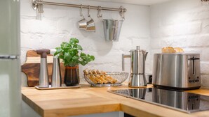 Apartamento | Cocina privada | Frigorífico grande, horno, placa de cocina y utensilios de cocina