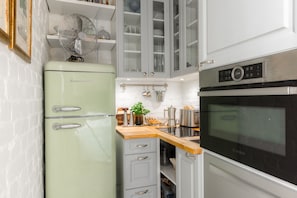 Huoneisto | Yksityinen keittiö | Täysikokoinen jääkaappi, uuni, liesi