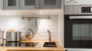 Apartamento | Cocina privada | Frigorífico grande, horno, placa de cocina y utensilios de cocina