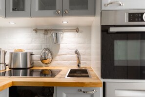 Huoneisto | Yksityinen keittiö | Täysikokoinen jääkaappi, uuni, liesi