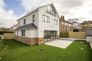 Exterior - Elegant 2-Bed, 2.5-Bath retreat with a dedicated Office. (Moortown)