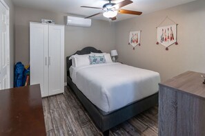 1 bedroom, WiFi, bed sheets - Surfside Studio, Steps to Ocean (San Diego)