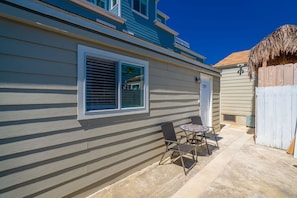 Outdoor dining - Cozy Beachside Studio (San Diego)