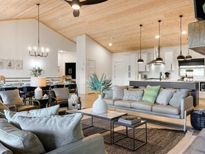 Smart TV, fireplace, video games, foosball - Luxury at Lake Taneycomo, Hot Tub, FirePit, Views! (Hollister)