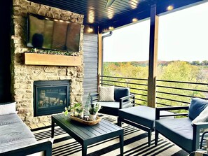 Smart TV, chimenea, videojuegos y futbolito 