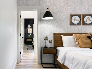 6 slaapkamers, een strijkplank/strijkijzer, reisbedje, gratis wifi