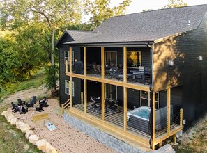 Terrace/patio - Luxury at Lake Taneycomo, Hot Tub, FirePit, Views! (Hollister)