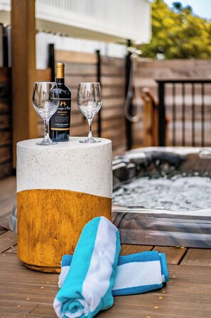 Outdoor spa tub - PB Compound Getaway, Steps to Surf and Sand (San Diego)