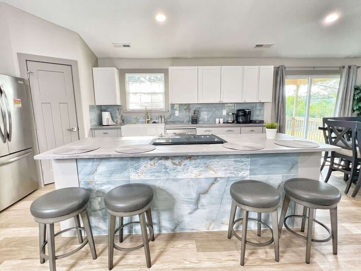 Large island with plenty of seating for casual breakfasts or meal prep.