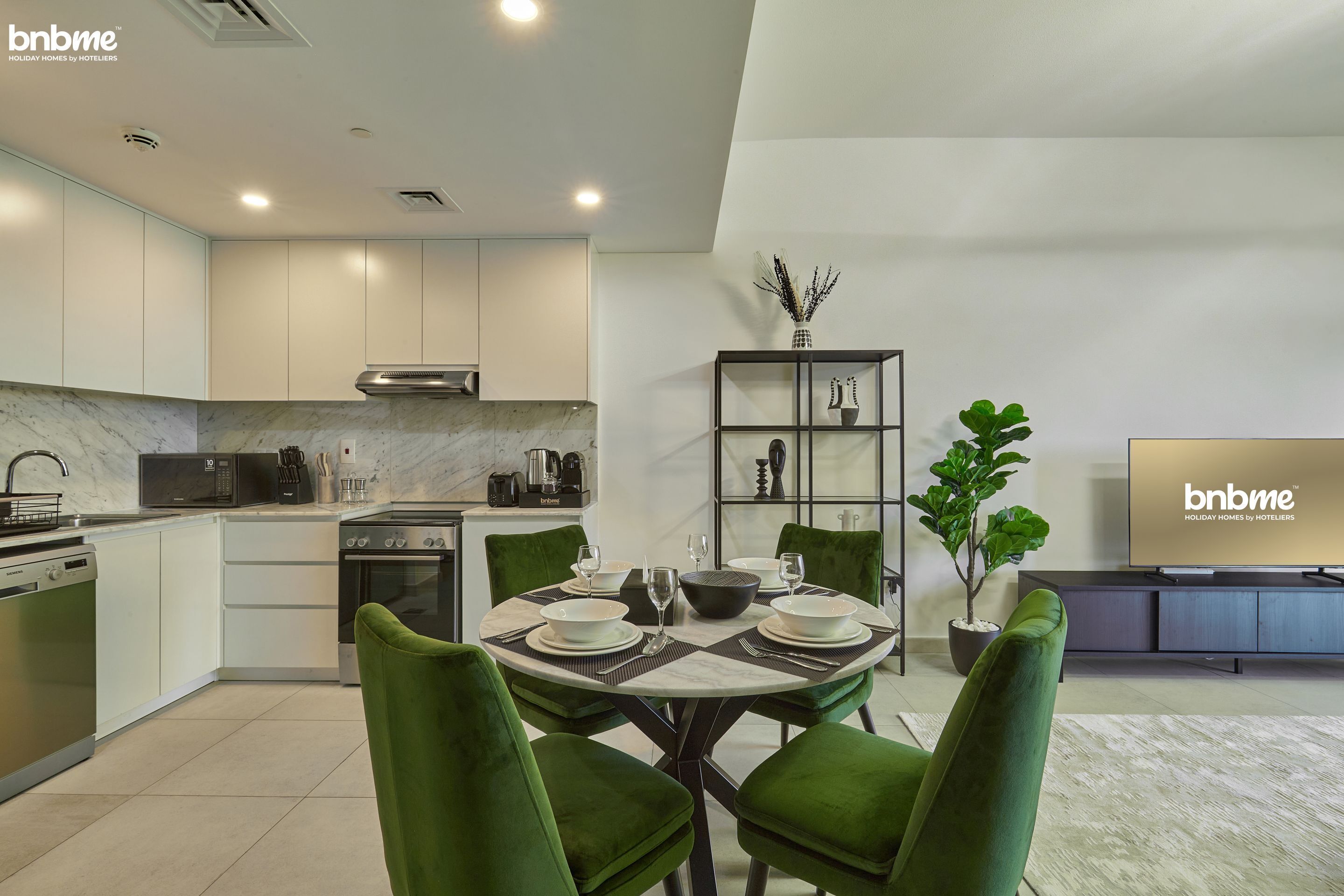 ดีลักซ์อพาร์ทเมนท์ | บริเวณนั่งเล่น | ทีวีจอแอลซีดี 32 นิ้ว พร้อมช่องเคเบิล, Netflix, บริการสตรีมมิ่ง