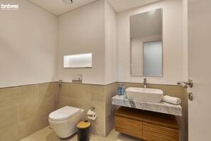 Apartament Deluxe | Bany | Articles de tocador gratuïts, xampú i paper higiènic 