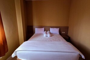 Standard Double Room | Desk, laptop workspace, soundproofing, free WiFi - Mess MT Haryono (Sampit)