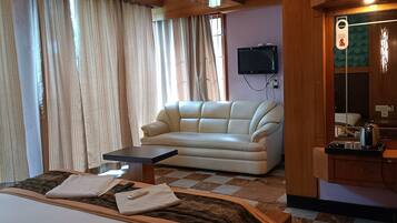 Luxury Suite | Premium bedding, down comforters, Select Comfort beds, blackout drapes