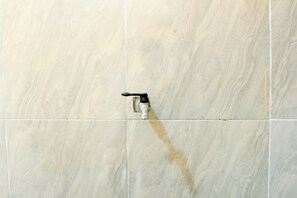 Deluxe Double Room | Bathroom | Shower, towels - Hotel O Kost Gayus (Mataram)