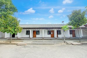 Front of property - Hotel O Kost Gayus (Mataram)