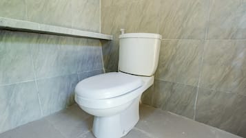 Deluxe Double Room | Bathroom | Shower, towels