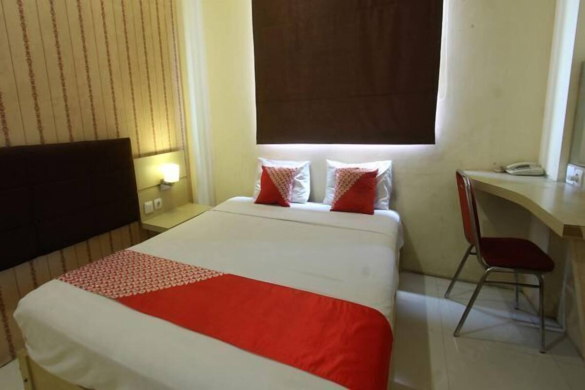 Desk, laptop workspace, free WiFi, bed sheets
