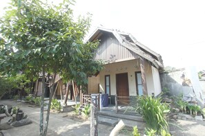 Front of property - Hotel O Kost Gayus (Mataram)