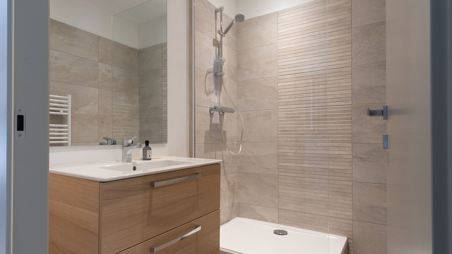 Een douche, een haardroger, handdoeken, toiletpapier