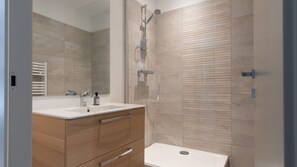 Shower, hair dryer, towels, toilet paper - Chalet Recent A Vars LES Claux (Vars)