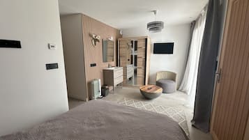 4 bedrooms, travel crib, free WiFi, bed sheets