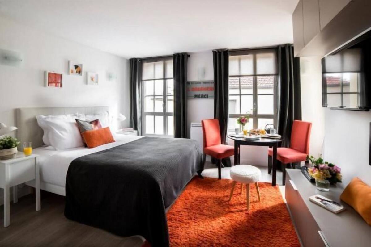 Desk, iron/ironing board, WiFi (free), bed sheets