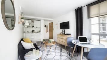 Comfort-lejlighed | Opholdsområde | 138-tommers fladskærms-tv med digitale kanaler