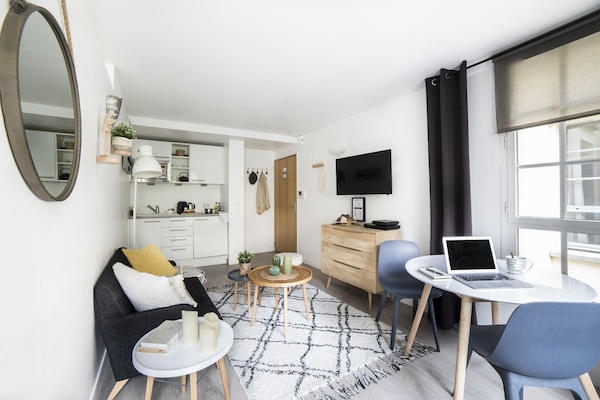 Appartement Confort | Coin séjour | Télévision à écran plat de 138 pouces avec chaînes numériques