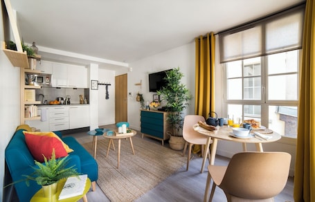 Comfort-Apartment | Wohnbereich | 138-Zoll-Flachbildfernseher mit Digitalempfang. Le Logis Versaillais