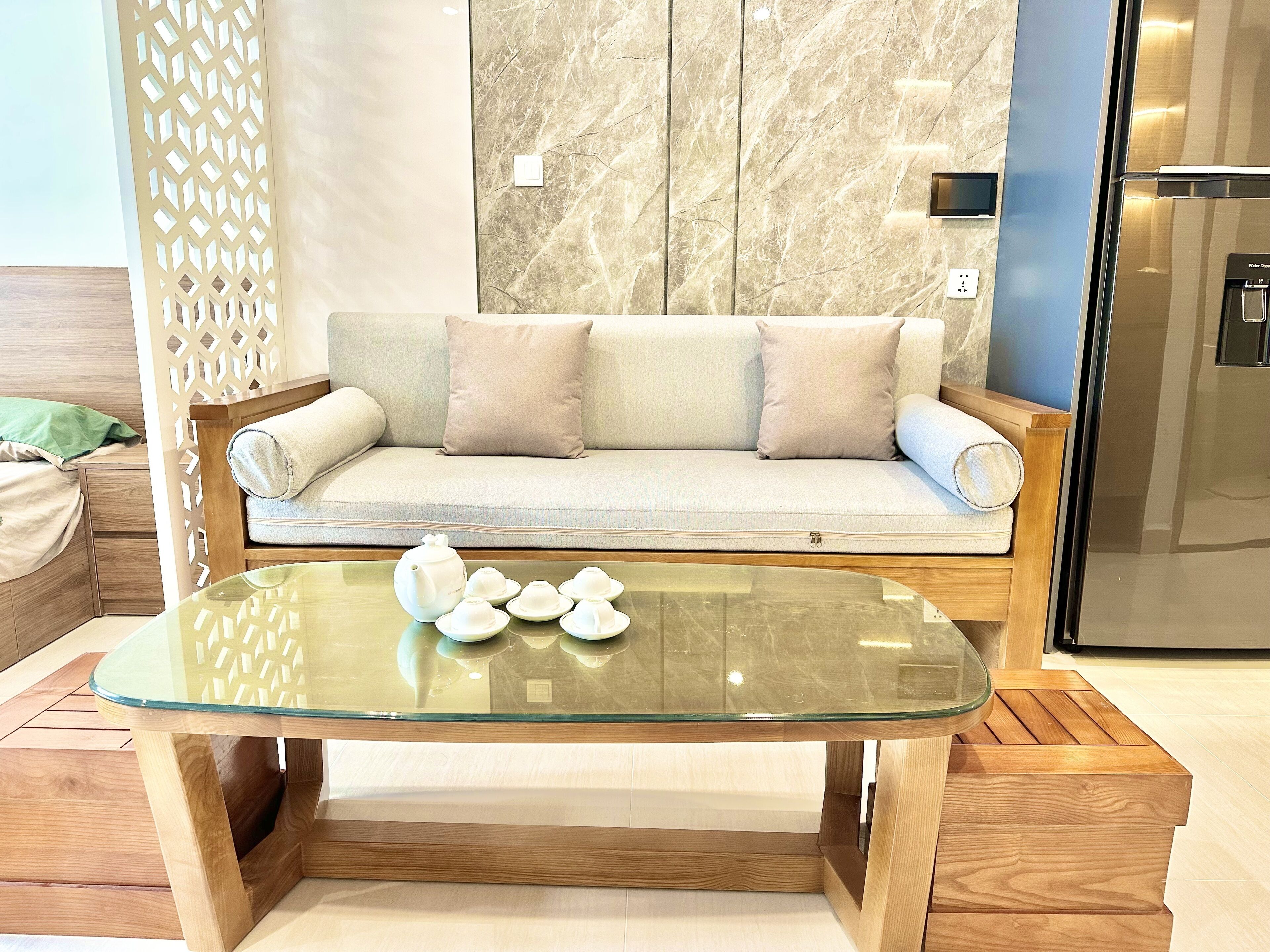 TV connectée, cheminée, jeux vidéo, livres