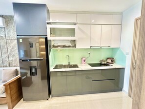 ثلاجة، ميكروويف، فرن، موقد طهي مسطح