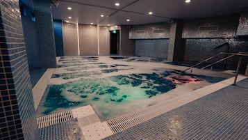 Inomhuspool, en säsongsöppen utomhuspool, parasoller och solstolar