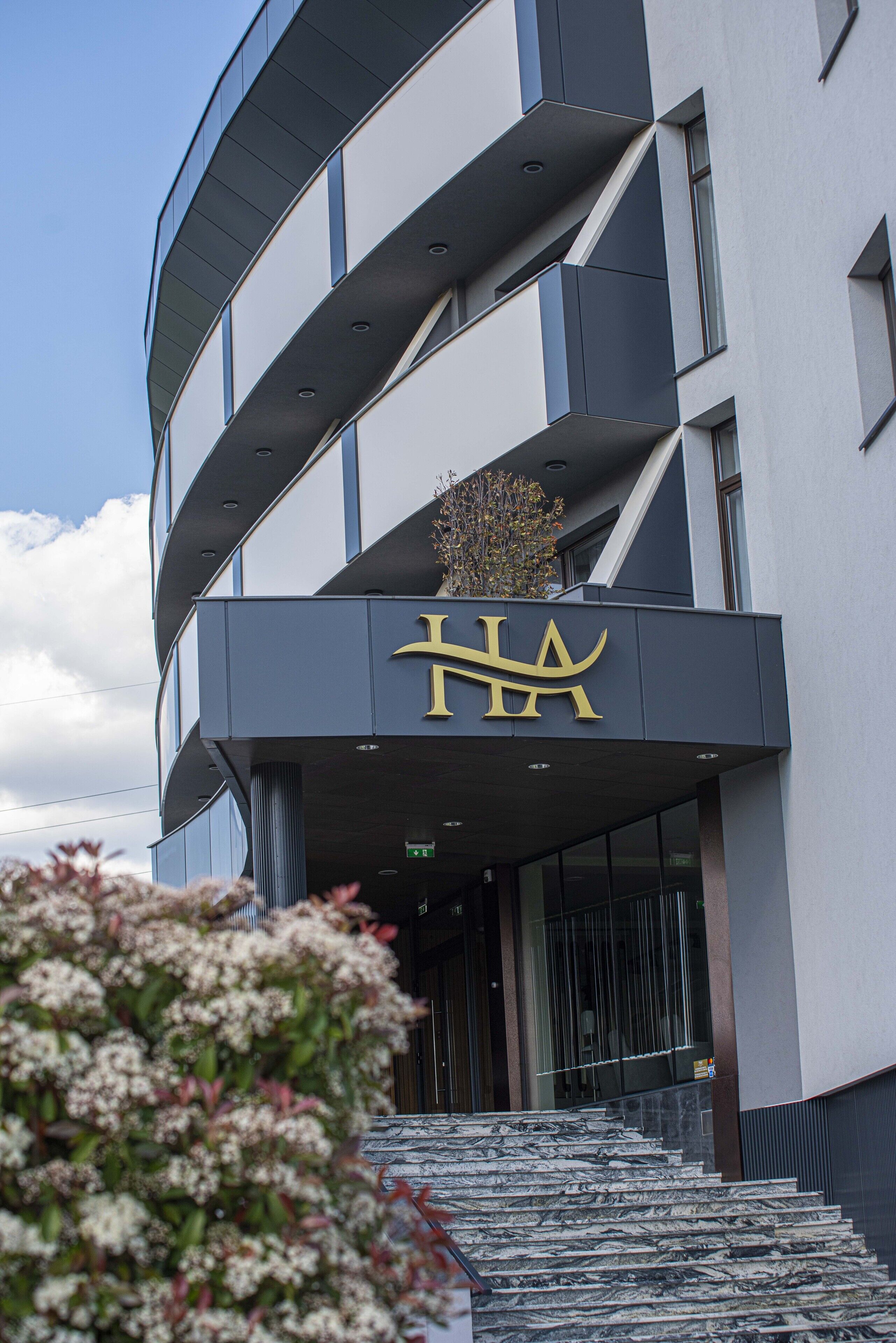 A modern building with a curved facade and a prominent 'LA' logo.