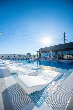 Piscina interna, piscina externa sazonal, guarda-sóis, espreguiçadeiras