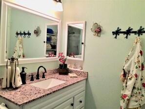 Baignoire, sèche-cheveux, serviettes fournies